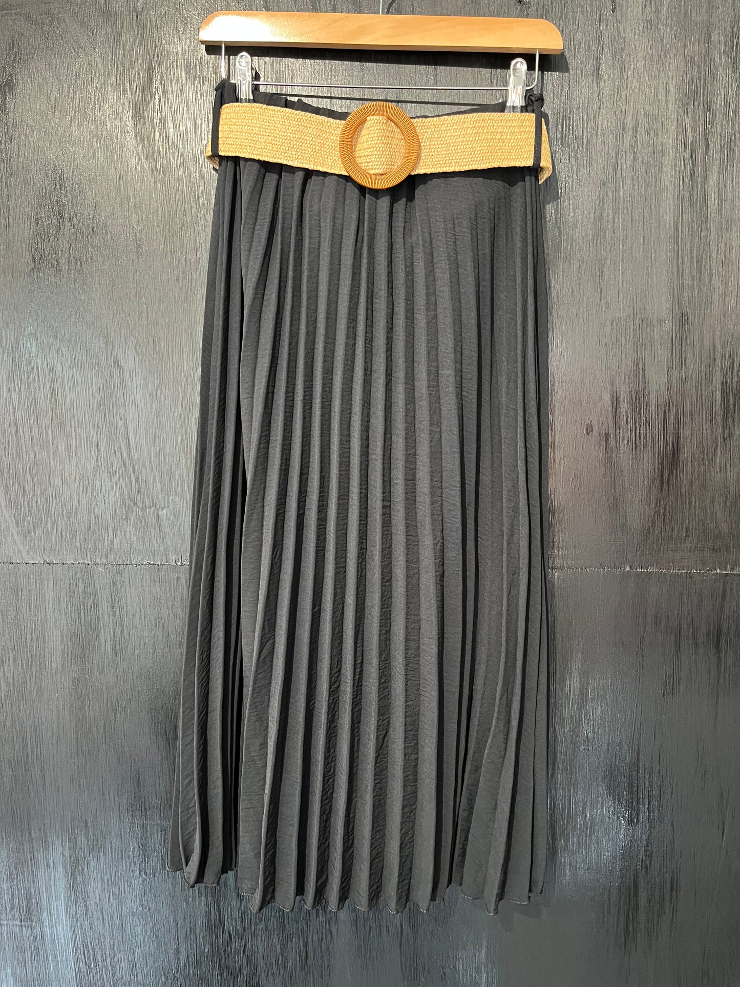 full pleated skirt with stretch belt