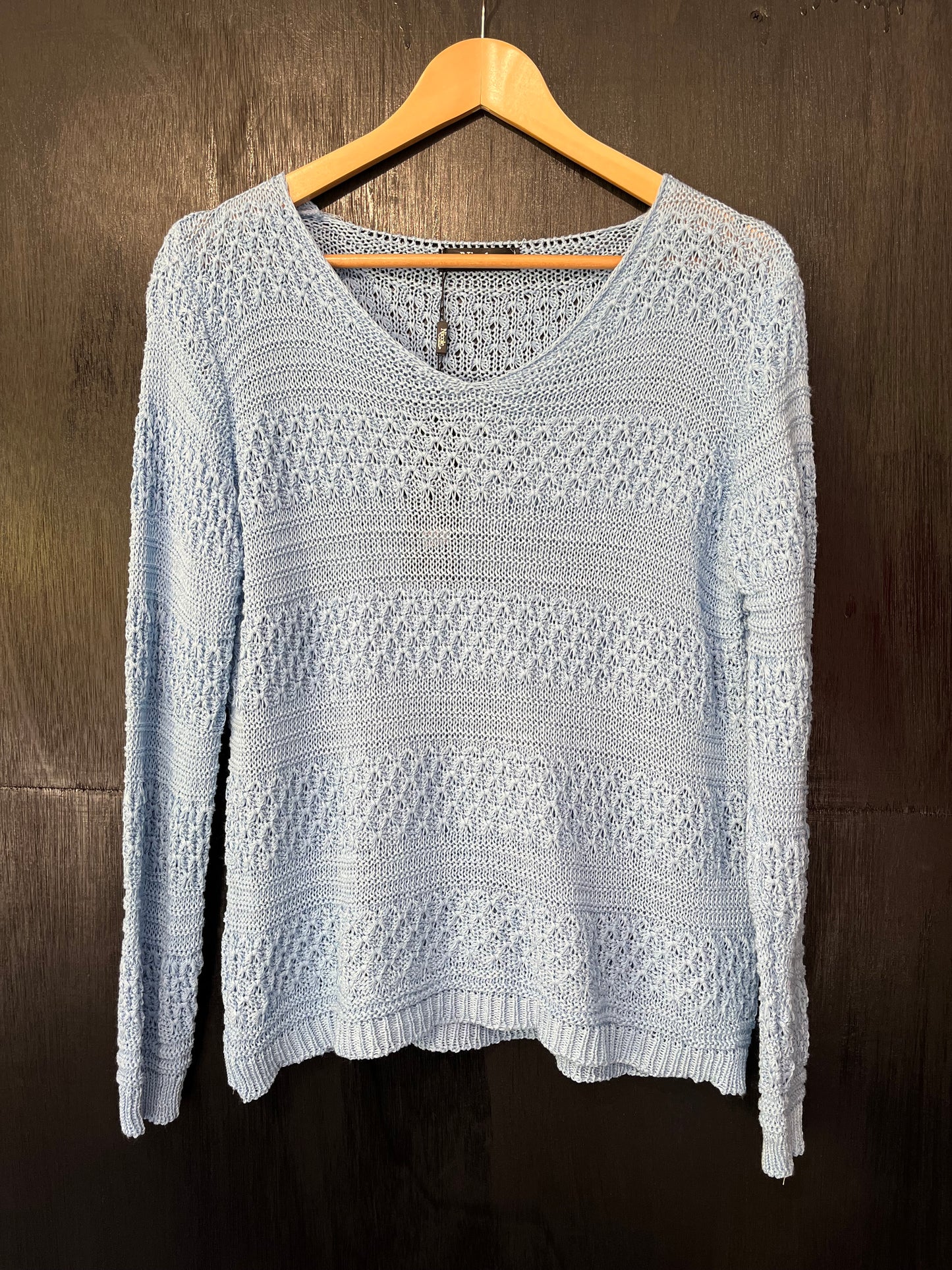 long slv V neck crochet top