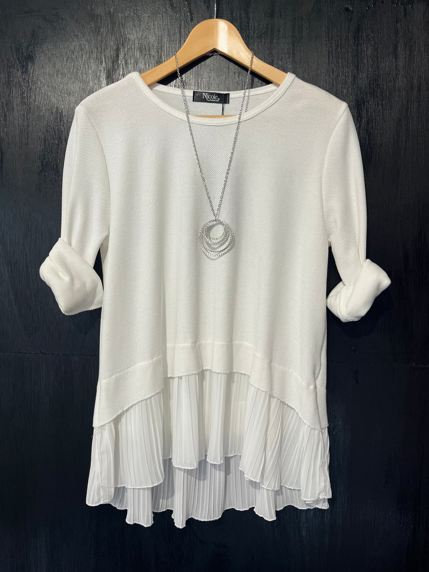 chiffon hem roll slv jumper with Necklace